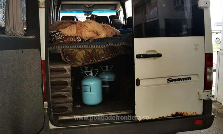 Poliţiştii de frontieră au descoperit butelii cu freon într-un microbuz înmatriculat în Ucraina