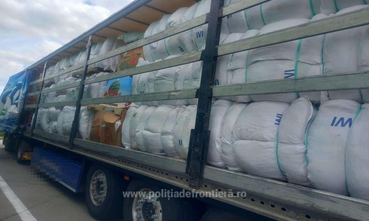 Încă un TIR încărcat cu zece de tone de deșeuri, oprit la intrarea în ţară