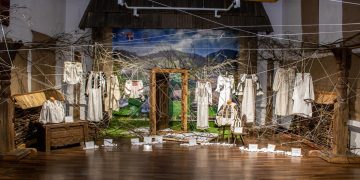 Muzeul Etnografic al Maramureșului din Sighetu Marmaţiei găzduieşte expoziția „Dincolo de poveste. Graiul straielor moștenite”