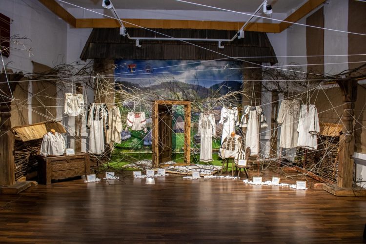 Muzeul Etnografic al Maramureșului din Sighetu Marmaţiei găzduieşte expoziția „Dincolo de poveste. Graiul straielor moștenite”