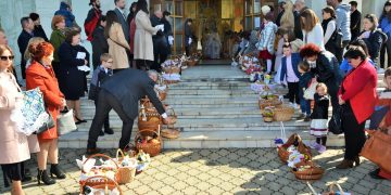 Imagini de la Utrenia Învierii Domnului și Sfânta Liturghie Arhierească în Parohia Greco-Catolică ,,Sfânta Maria” din Baia Mare