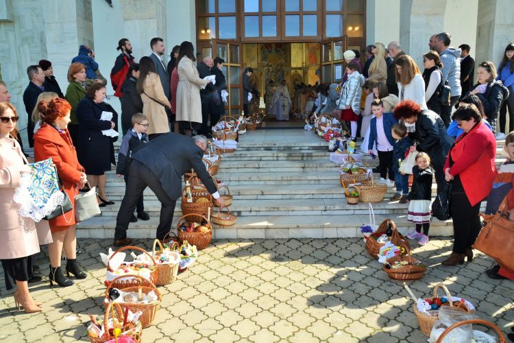 Imagini de la Utrenia Învierii Domnului și Sfânta Liturghie Arhierească în Parohia Greco-Catolică ,,Sfânta Maria” din Baia Mare