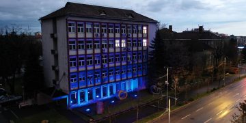 Clădiri din Baia Mare iluminate în albastru cu prilejul Zilei Internaționale de Conștientizare a Autismului