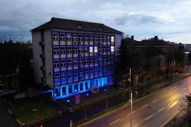 Clădiri din Baia Mare iluminate în albastru cu prilejul Zilei Internaționale de Conștientizare a Autismului
