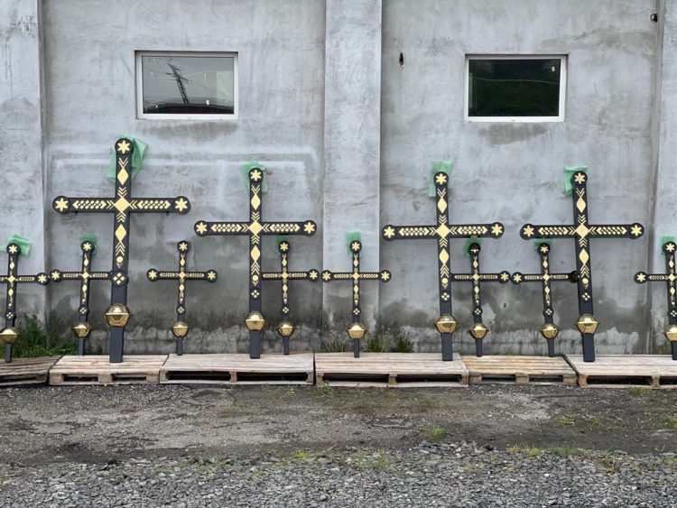 Sărbătoare la Parohia Strâmtura. Sfântă Liturghie Arhierească şi binecuvântarea celor 12 sfinte cruci ,,Model unic Strâmtura”