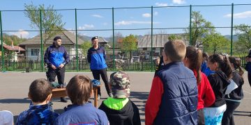 Jandarmii montani de la Şuior, alături de copiii Școlii Profesionale Dumbrăvița