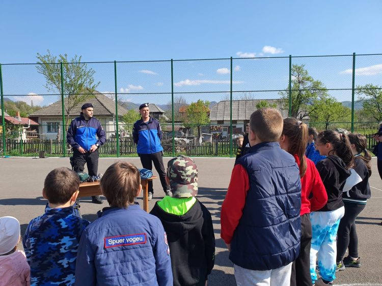 Jandarmii montani de la Şuior, alături de copiii Școlii Profesionale Dumbrăvița