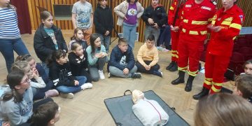 Şcoala Altfel. Elevii Colegiului de Arte Baia Mare, întâlnire cu paramedicii şi voluntarii din cadrul ISU