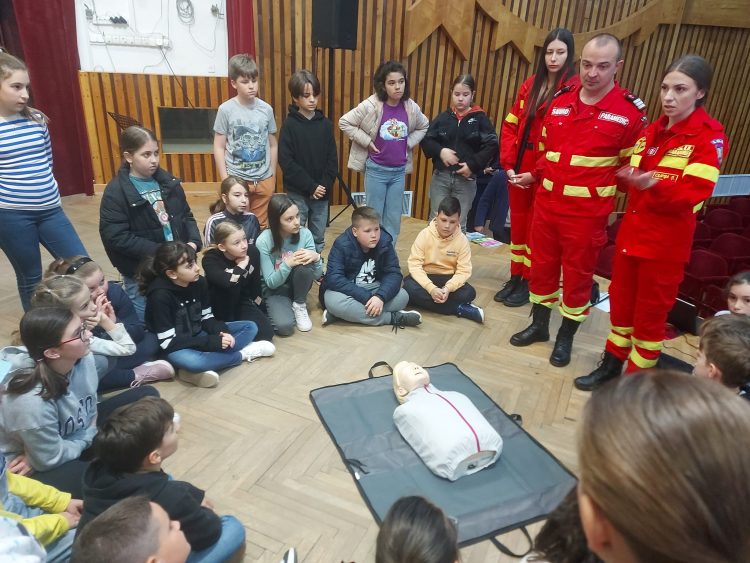 Şcoala Altfel. Elevii Colegiului de Arte Baia Mare, întâlnire cu paramedicii şi voluntarii din cadrul ISU