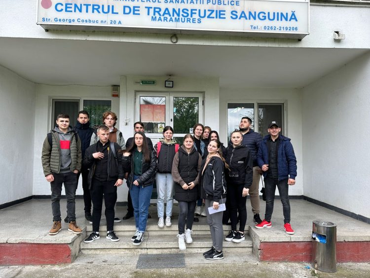 Elevi ai Seminarului Teologic Liceal „Sf. Iosif Mărturisitorul” au donat sânge pentru tânărul preot din Terebeşti, grav bolnav