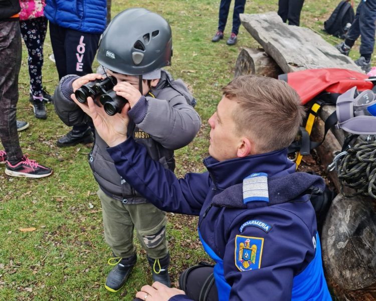 Şcoala Altfel. Jandarmii Postului Montan, drumeţie cu copiii Școlii Generale nr. 1 din Cavnic