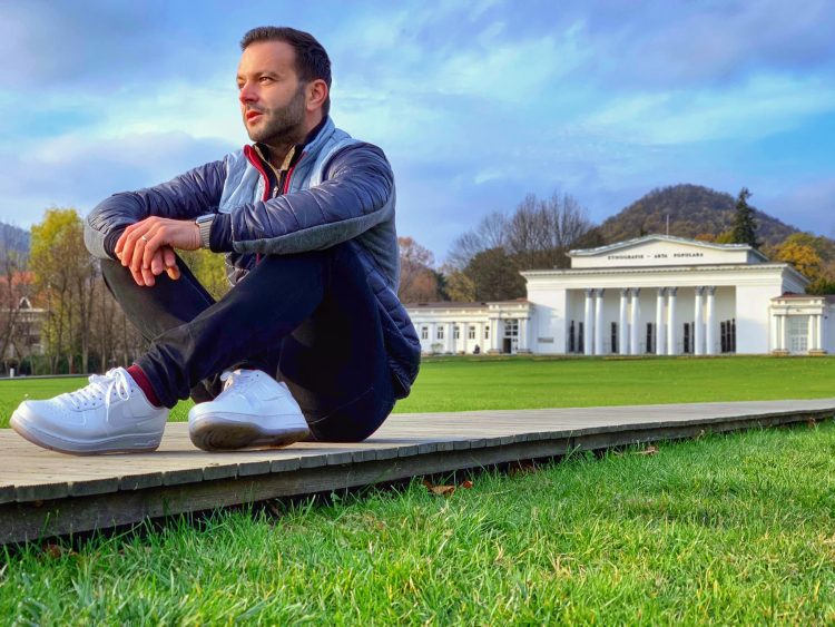 Mihai Morar, lui Mândruță: Ai citit Biblia precum “Cățeluș cu părul creț”