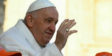 Papa Francisc a părăsit sâmbătă spitalul din Roma unde a fost tratat pentru bronşită