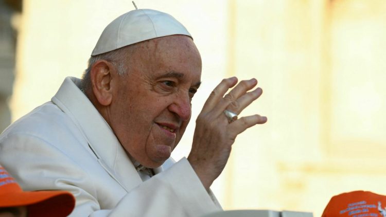 Papa Francisc a părăsit sâmbătă spitalul din Roma unde a fost tratat pentru bronşită