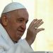 Papa Francisc a părăsit sâmbătă spitalul din Roma unde a fost tratat pentru bronşită