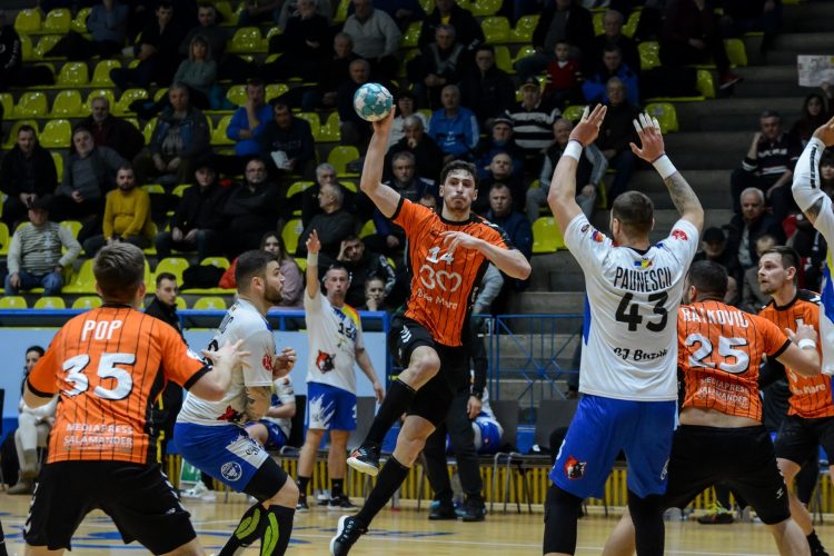 Haideți să-i ajutăm pe băieți să-și asigure locul pe podium