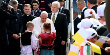 Papa Francisc şi-a început vizita apostolică la Budapesta. Suveranul Pontif va discuta cu Viktor Orban despre război