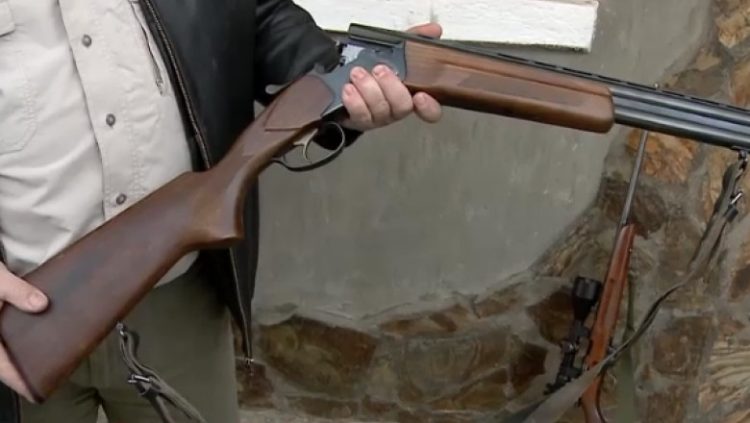 Un bărbat a fost ÎMPUȘCAT MORTAL de vecinul său care voia să tragă în taurul pe care voia să îl sacrifice