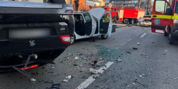 Carambol cu patru mașini în Cluj. Un BMW nou al Poliției s-a făcut praf