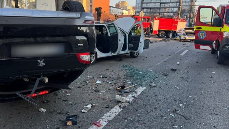 Carambol cu patru mașini în Cluj. Un BMW nou al Poliției s-a făcut praf