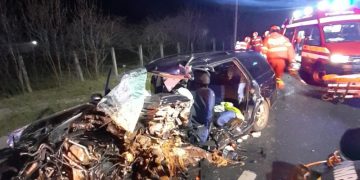 Accident înfiorător în Cluj, bucăți din caroserii împrăștiate pe șosea. O femeie a murit