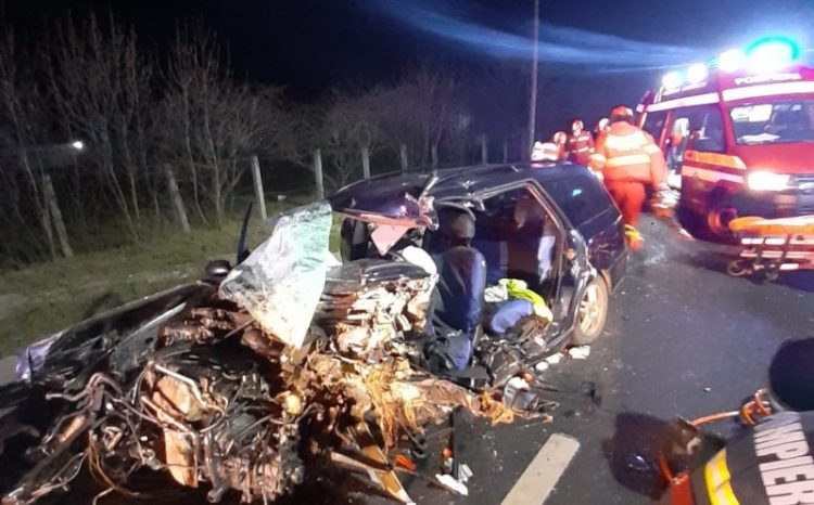 Accident înfiorător în Cluj, bucăți din caroserii împrăștiate pe șosea. O femeie a murit