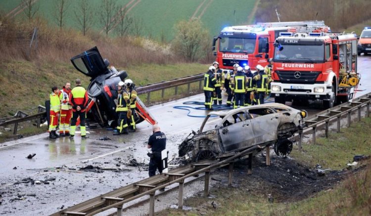 Şapte morţi într-un groaznic accident în Germania. Cinci dintre victime erau prieteni şi au murit arși