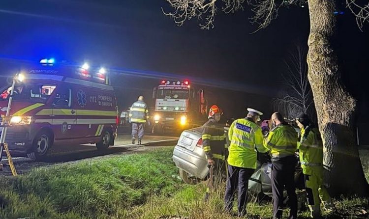 Un tânăr de 27 de ani a murit după ce a intrat cu mașina într-un copac