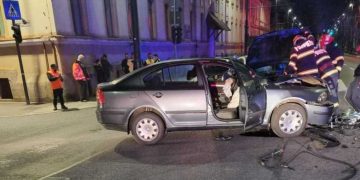 Tânăr transportat la spital după ce două autoturisme s-au ciocnit, la Cluj-Napoca