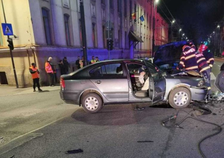 Tânăr transportat la spital după ce două autoturisme s-au ciocnit, la Cluj-Napoca