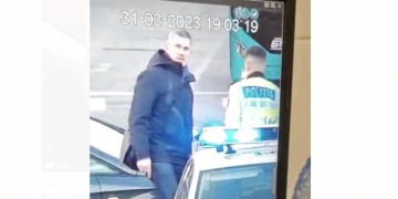 Momentul în care Dan Barna este lovit de mașină în timp ce traversează strada pe trotinetă