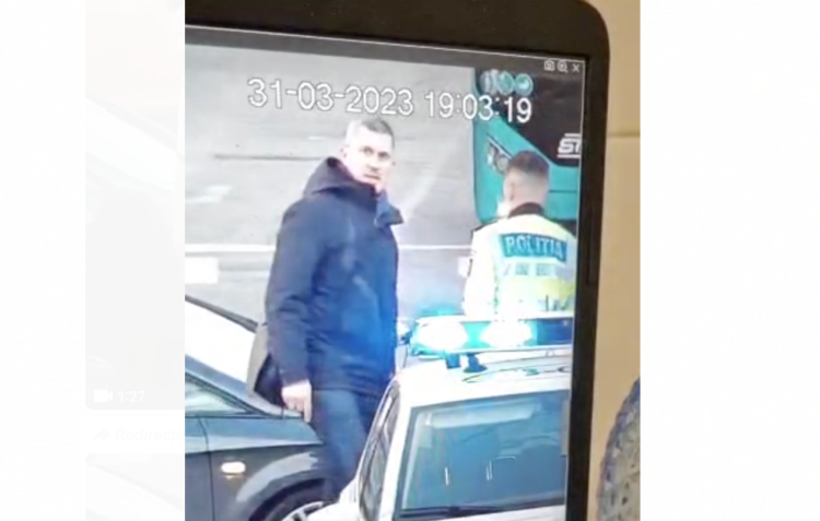 Momentul în care Dan Barna este lovit de mașină în timp ce traversează strada pe trotinetă