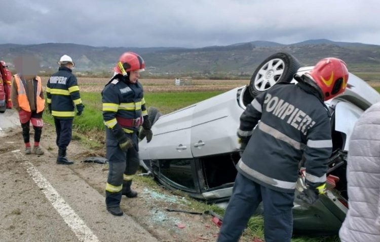 Accident la Câțcău: o mașină s-a răsturnat