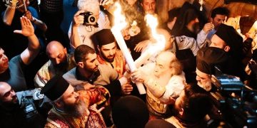 Sfântă Lumină s-a aprins la Biserica Sfântului Mormânt din Ierusalim și a fost împărțită creștinilor ortodocși
