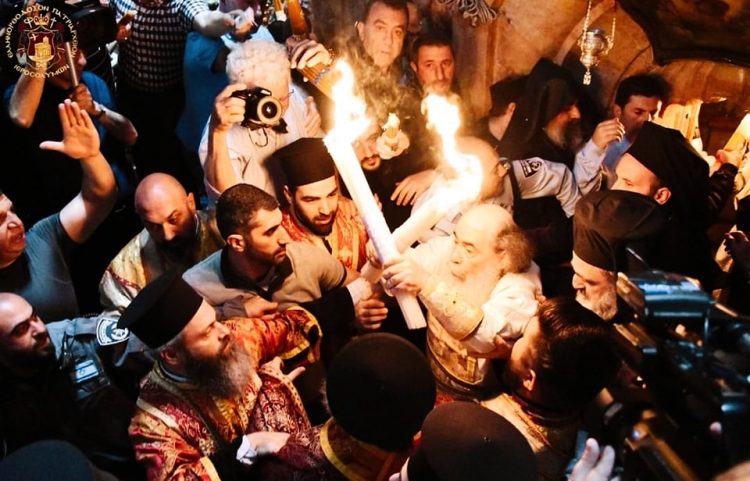 Sfântă Lumină s-a aprins la Biserica Sfântului Mormânt din Ierusalim și a fost împărțită creștinilor ortodocși