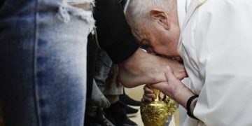 Papa Francisc a spălat în Joia Mare picioarele a 12 tineri deținuți, din mai multe țări, inclusiv România