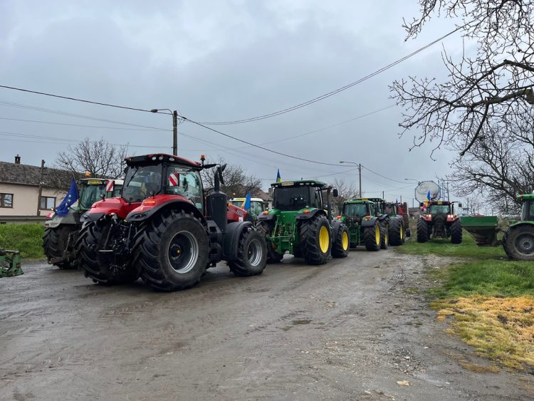 Au ieșit cu tractoarele la frontiera. Protest al agricultorilor față de concurenţa neloială a grânelor ucrainene