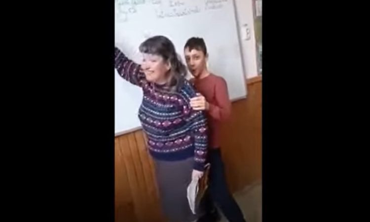 ȘCOALA ROMÂNEASCĂ: Profesoară de engleză, umilită de elevi în timpul orei. Elevii au mimat un act sexual cu aceasta