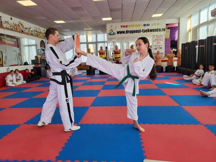 Copiii şi tinerii din Baia Mare sunt invitaţi la sport. Se fac înscrieri la taekwon-do ITF