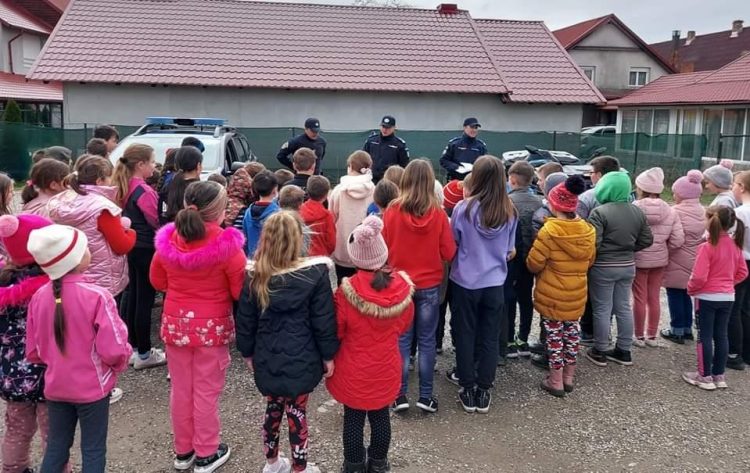 Jandarmii din cadrul Postului Montan Țibleș şi copiii din Cupşeni, activităţi comune preventive