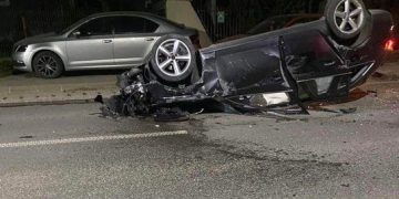 Un tânăr fără permis și sub influența băuturilor alcoolice a avariat două autoturisme în Maramureș