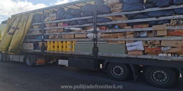 TIR încărcat cu aproximativ 10 de tone de articole second-hand, oprit în drumul său spre Maramureş de poliţiştii de frontieră