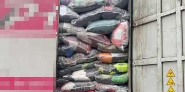 Încă un TIR plin cu articole second-hand, oprit la Petea
