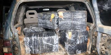 Țigări de 67.000 lei, descoperite într-o maşină de teren pe care contrabandiştii au abandonat-o la Valea Vişeului