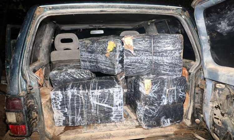 Țigări de 67.000 lei, descoperite într-o maşină de teren pe care contrabandiştii au abandonat-o la Valea Vişeului