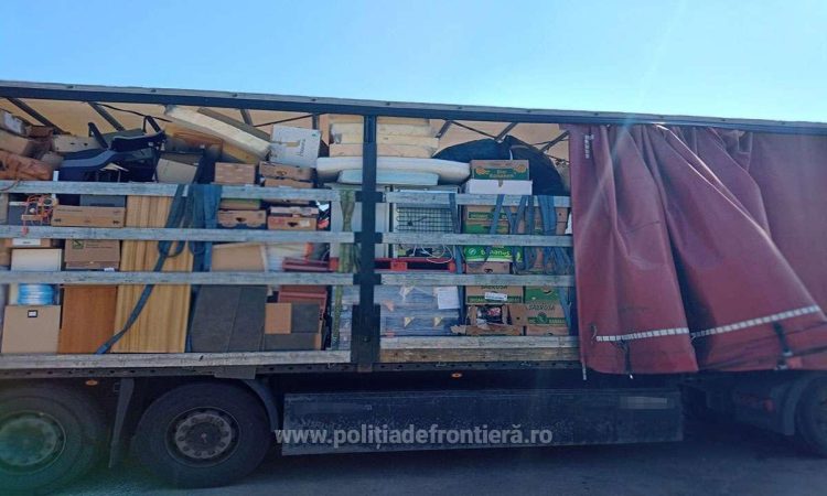 27 tone deșeuri de alimente expirate, mobilă și textile, provenite din Austria, oprite la intrarea în țară