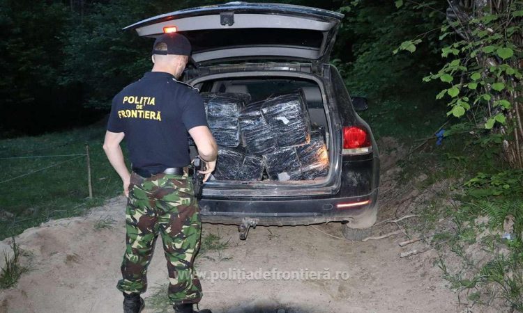 S-au tras focuri de armă la Valea Vişeului. Contrabandiştii şi-au abandonat maşina ticsită cu ţigări în valoare de 53.000 lei