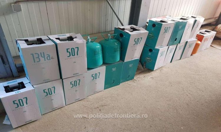 Freon în valoare de 6.200 lei, depistat de poliţiştii de frontieră