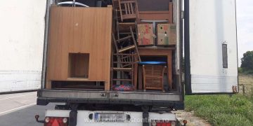 Un nou transport de mobilier și haine uzate, oprit la intrarea în ţară