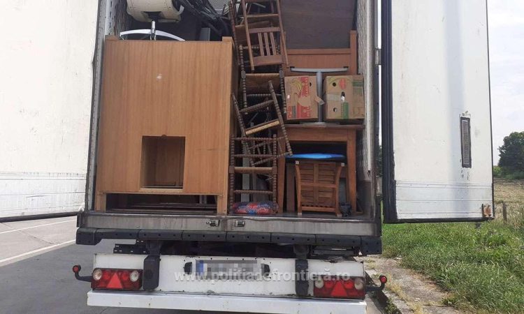 Un nou transport de mobilier și haine uzate, oprit la intrarea în ţară
